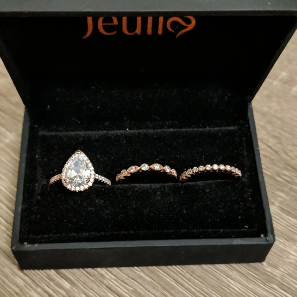Pear shaped wedding ring set